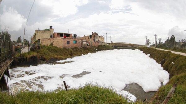 Espuma tóxica en Mosquera, Colombia - Sputnik Mundo