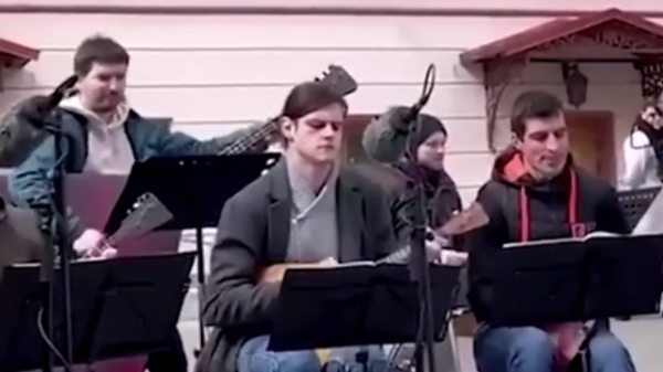 Músicos rusos tocan temas de ABBA frente al consulado sueco en protesta contra la censura cultural - Sputnik Mundo