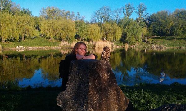 Los voluntarios rescataron no solo animales domésticos, sino también salvajes. Incluso antes de la guerra, Galina ayudaba a los animales salvajes, pero entonces había clínicas veterinarias, y había una conexión con los centros de rehabilitación de Ucrania. Foto: Galina con un búho. Foto del archivo personal de Galina Kondrashova. - Sputnik Mundo