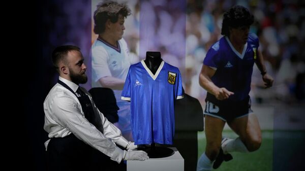 La camiseta de Diego Maradona en el partido frente a Inglaterra en la Copa del Mundo de 1986 subastada en Londres - Sputnik Mundo