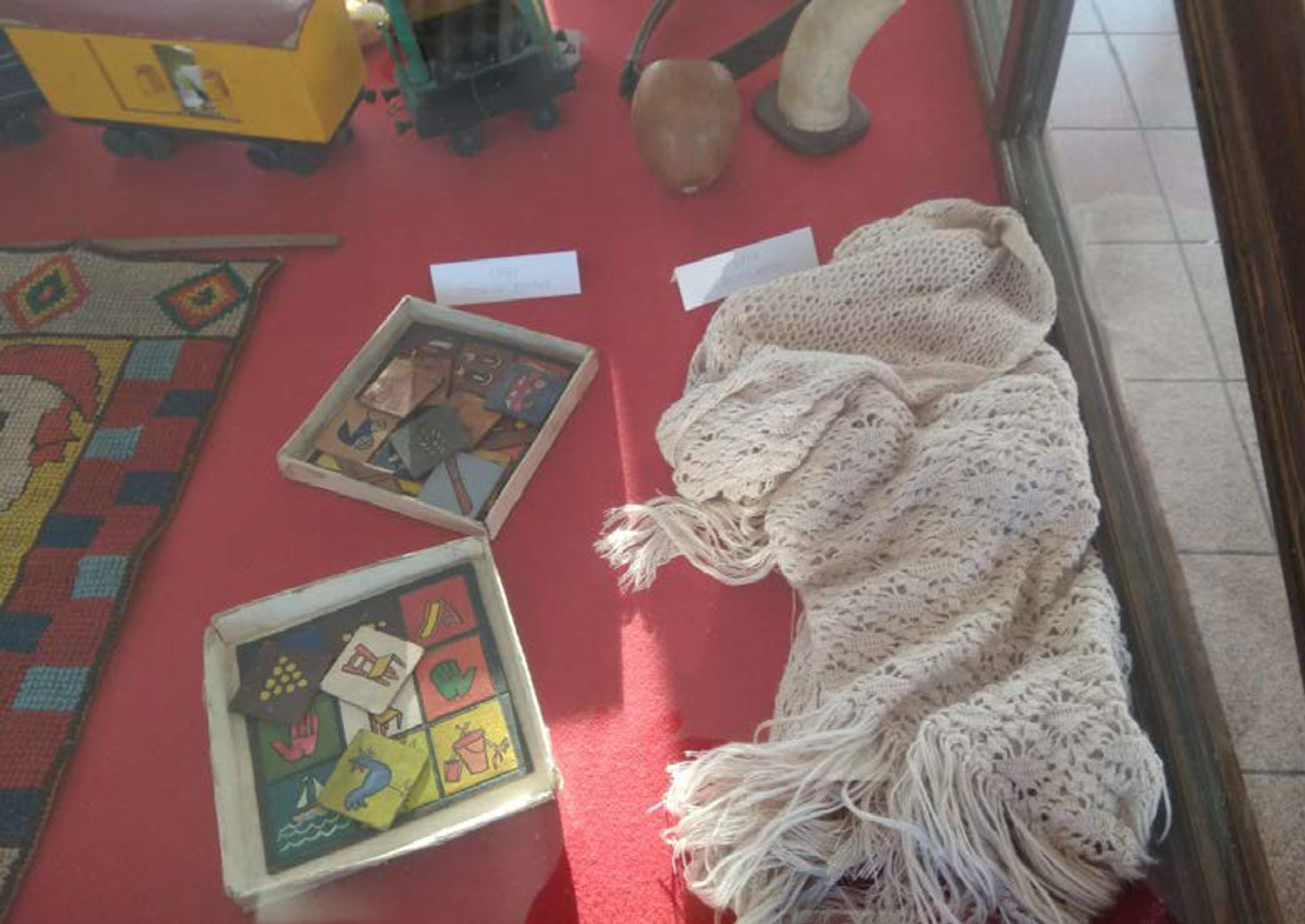 Parte de la exposición del colectivo Memoria en Libertad  Esta es mi historia ¿Yla tuya? sobre regalos que recibieron familiares de expresos políticos durante la dictadura militar uruguaya (1973-1985) - Sputnik Mundo, 1920, 04.05.2022