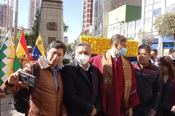 Canciller de Bolivia, Rogelio Mayta, y Félix Plasencia, canciller de Venezuela, realizaron una ofrenda floral ante el monumento a Simón Bolívar en La Paz - Sputnik Mundo