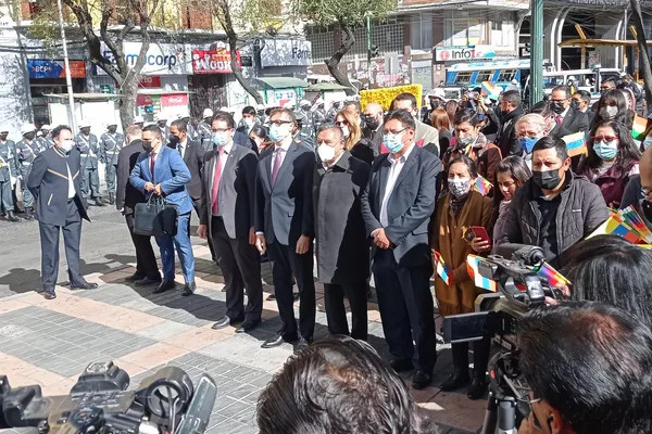 Canciller de Bolivia, Rogelio Mayta, y Félix Plasencia, canciller de Venezuela, realizaron una ofrenda floral ante el monumento a Simón Bolívar en La Paz - Sputnik Mundo