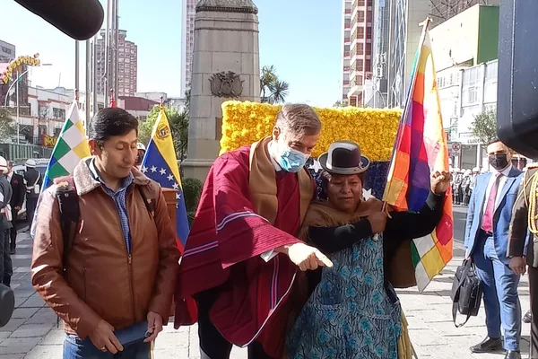 Canciller de Bolivia, Rogelio Mayta, y Félix Plasencia, canciller de Venezuela, realizaron una ofrenda floral ante el monumento a Simón Bolívar en La Paz - Sputnik Mundo