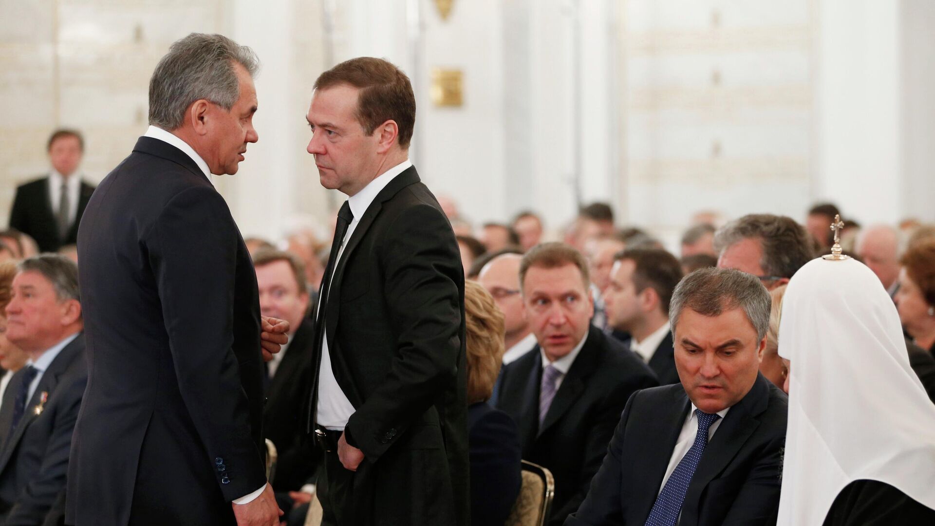 El ministro de Defensa de Rusia, Serguéi Shoigú, el vicepresidente del Consejo de Seguridad de Rusia, Dmitri Medvédev, y el presidente de la Duma de Estado (Cámara Baja del Parlamento), Viacheslav Volodin El ministro de Defensa de Rusia, Serguéi Shoigú, el vicepresidente del Consejo de Seguridad de Rusia, Dmitri Medvédev, y el presidente de la Duma de Estado (Cámara Baja del Parlamento), Viacheslav Volodin - Sputnik Mundo, 1920, 06.05.2022