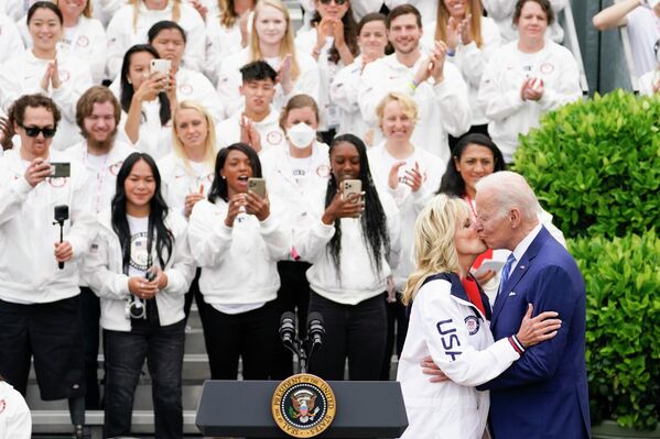 Joe Biden y su esposa Jill en el jardín de la Casa Blanca durante una reunión con los atletas olímpicos y paralímpicos estadounidenses. - Sputnik Mundo