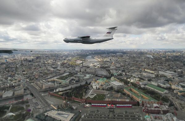 Un avión de transporte pesado Il-76MD durante un ensayo de la parte aérea del desfile militar en honor del 77 aniversario de la Victoria en la Gran Guerra Patria en Moscú. - Sputnik Mundo