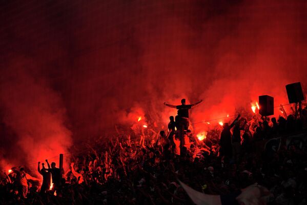 Hinchas durante el partido del campeonato de fútbol de Francia entre los clubes Marsella y Lyon. - Sputnik Mundo