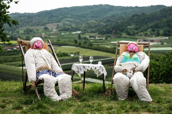 Dos espantapájaros en la feria anual de espantapájaros en el pueblo de Castellar, en el norte de Italia. - Sputnik Mundo