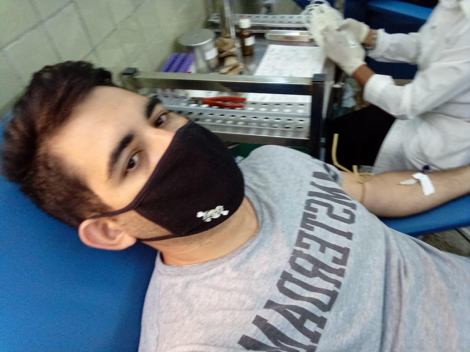 Eduardo Escandel, uno de los cubanos que acudió a donar sangre para las víctimas de la explosión del Hotel Saratoga, en La Habana, y que dejó un saldo preliminar de 8 muertos y una treintena de heridos Eduardo Escandel, uno de los cubanos que acudió a donar sangre para las víctimas de la explosión del Hotel Saratoga, en La Habana, y que dejó un saldo preliminar de 8 muertos y una treintena de heridos - Sputnik Mundo, 1920, 06.05.2022