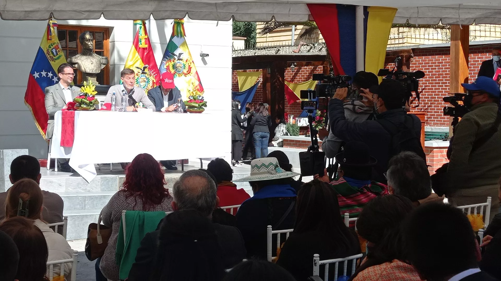 El canciller venezolano, Félix Plasencia, en la Embajada de Caracas en La Paz, Bolivia