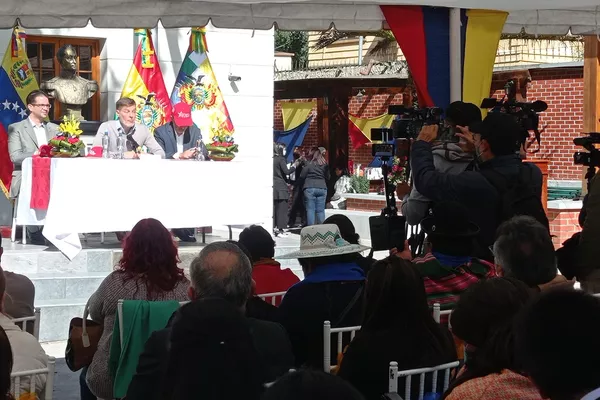 El canciller venezolano, Félix Plasencia, en la Embajada de Caracas en La Paz, Bolivia El canciller venezolano, Félix Plasencia, en la Embajada de Caracas en La Paz, Bolivia - Sputnik Mundo