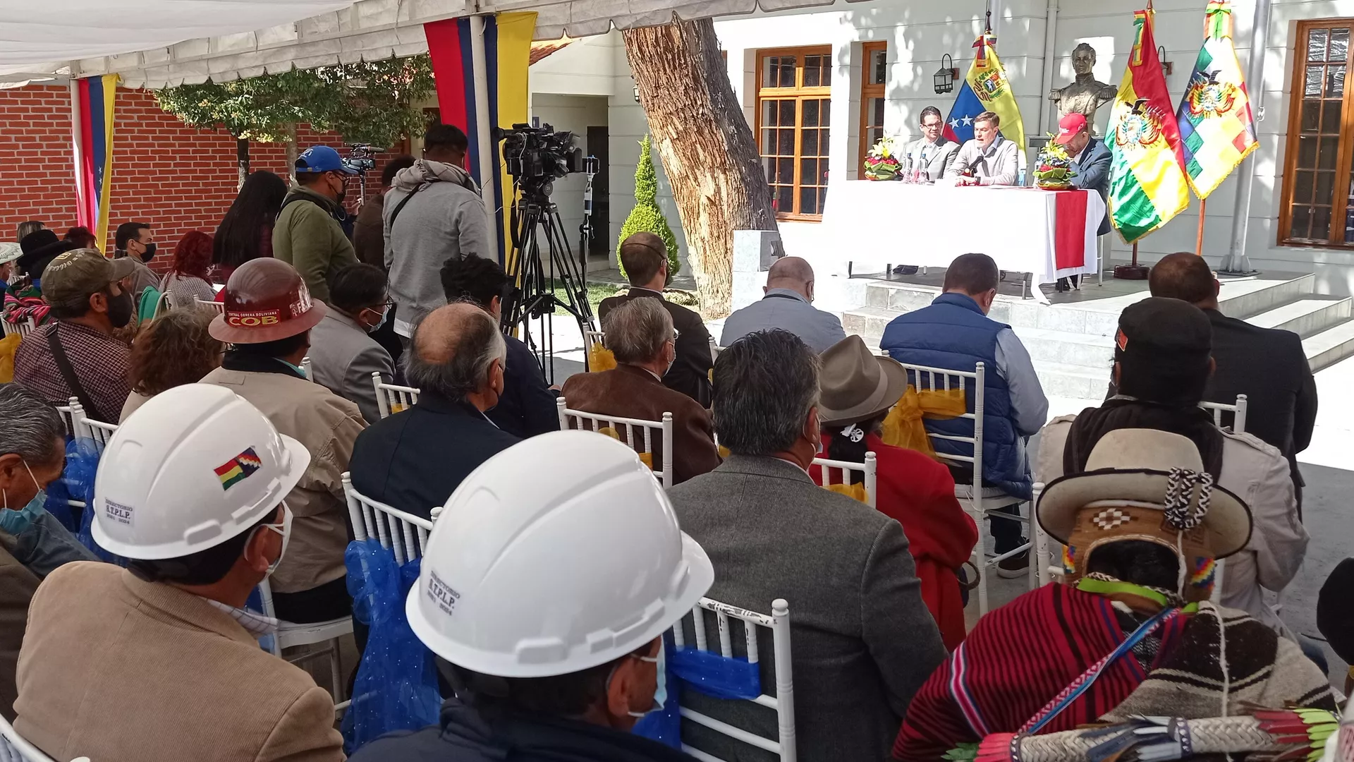 El canciller venezolano, Félix Plasencia, en la Embajada de Caracas en La Paz, Bolivia