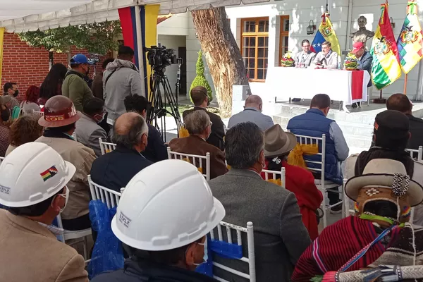 El canciller venezolano, Félix Plasencia, en la Embajada de Caracas en La Paz, Bolivia El canciller venezolano, Félix Plasencia, en la Embajada de Caracas en La Paz, Bolivia - Sputnik Mundo