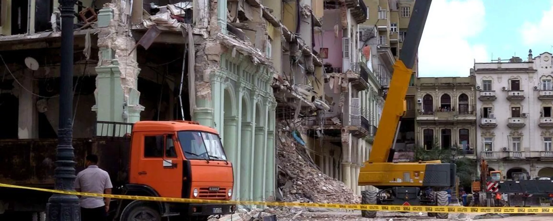El Hotel Saratoga y sus alrededores en La Habana, tras la explosión del 6 de mayo  - Sputnik Mundo, 1920, 08.05.2022