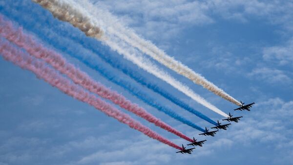 Los grupos acrobáticos Russkie Vitiazi y Strizhí iluminan el cielo de la capital rusa con su impresionante espectáculo aéreo durante el desfile militar con motivo del 77º aniversario de la victoria del Ejército Rojo sobre la Alemania nazi - Sputnik Mundo