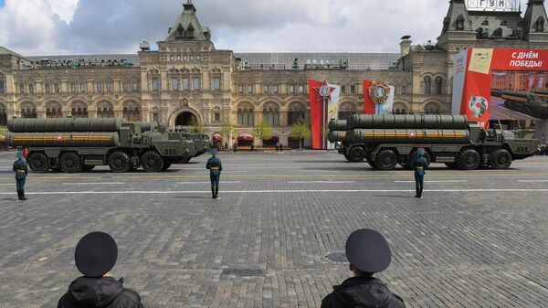 Sistemas de defensa aérea S-400 Triumf durante el desfile militar del Día de la Victoria - Sputnik Mundo