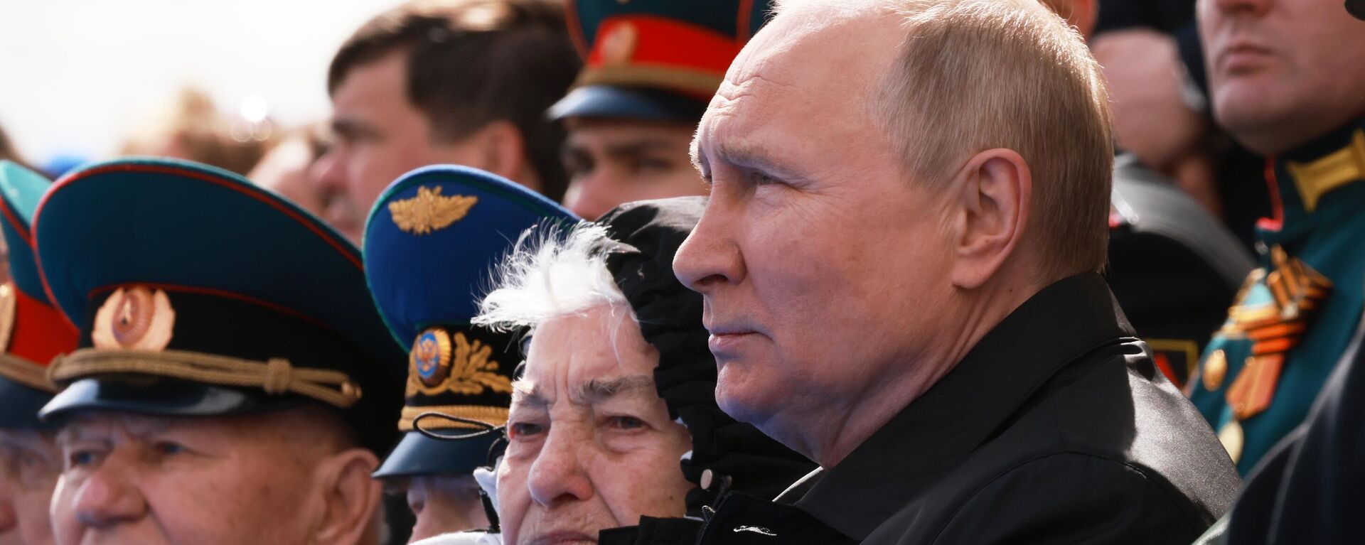 El presidente ruso, Vladímir Putin, durante el desfile militar del Día de la Victoria El presidente ruso, Vladímir Putin, durante el desfile militar del Día de la Victoria - Sputnik Mundo, 1920, 09.05.2022
