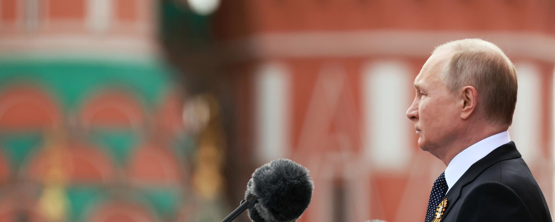 El presidente ruso, Vladímir Putin, da su discurso durante el desfile militar del Día de la Victoria - Sputnik Mundo, 1920, 09.05.2022