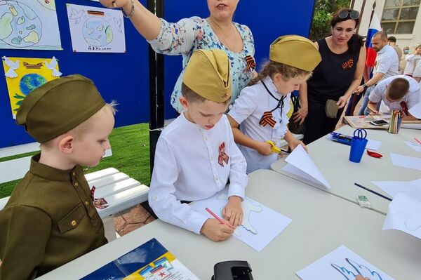 La comunidad rusa en Nicaragua realiza la marcha del Regimiento Inmortal - Sputnik Mundo