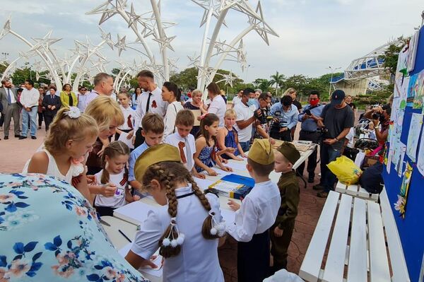 La comunidad rusa en Nicaragua realiza la marcha del Regimiento Inmortal - Sputnik Mundo