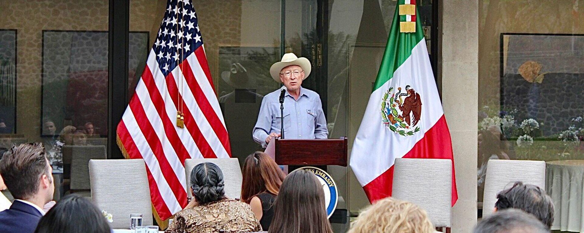 El embajador de Estados Unidos en México, Ken Salazar, durante un evento diplomático en la capital mexicana - Sputnik Mundo, 1920, 23.08.2024