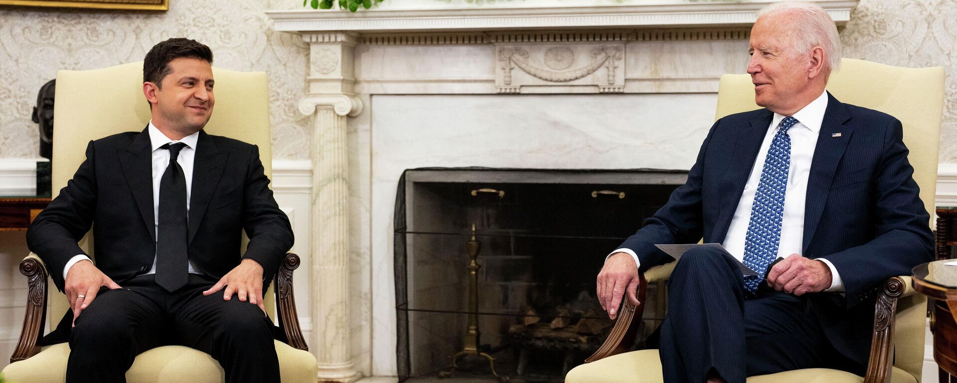 El presidente de Ucrania, Volodímir Zelenski, junto al mandatario estadounidense, Joe Biden El presidente de Ucrania, Volodímir Zelenski, junto al mandatario estadounidense, Joe Biden - Sputnik Mundo, 1920, 24.05.2022