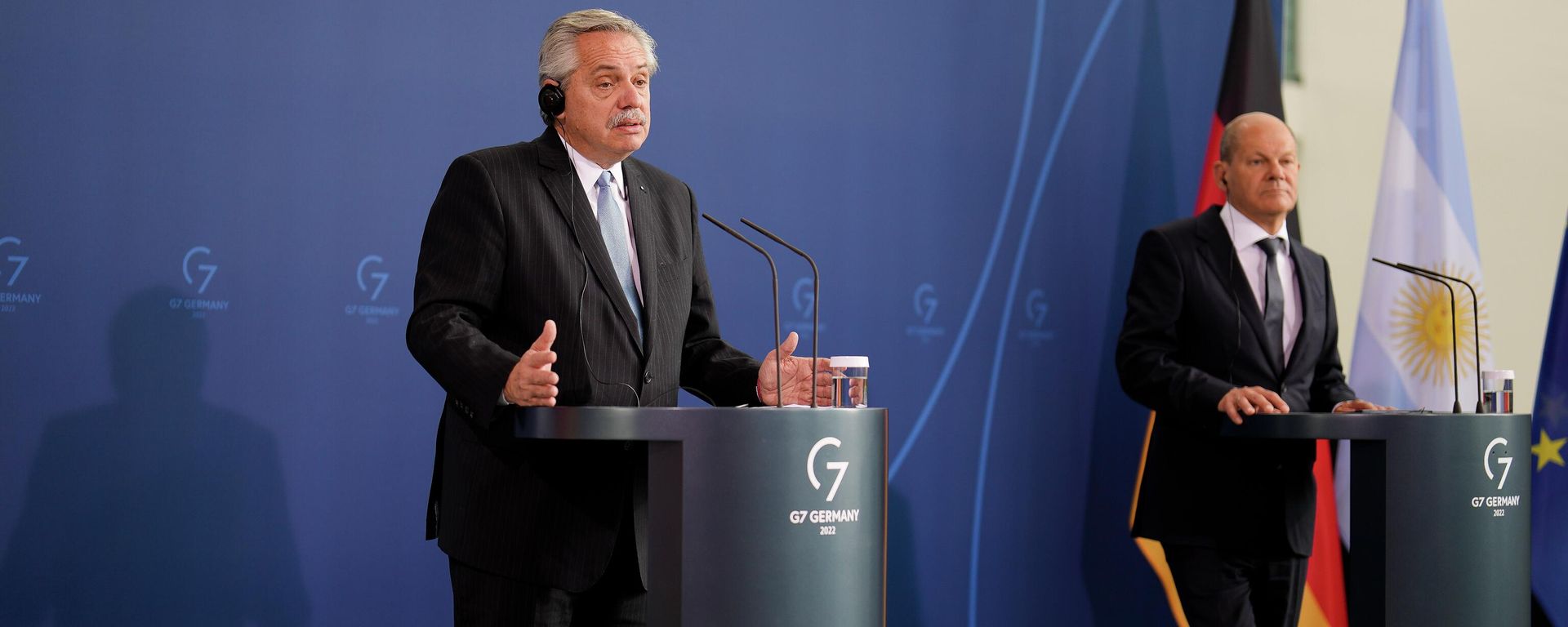 El presidente de Argentina, Alberto Fernández, en una rueda de prensa junto al canciller (jefe de Gobierno) de Alemania, Olaf Scholz El presidente de Argentina, Alberto Fernández, en una rueda de prensa junto al canciller (jefe de Gobierno) de Alemania, Olaf Scholz - Sputnik Mundo, 1920, 11.05.2022