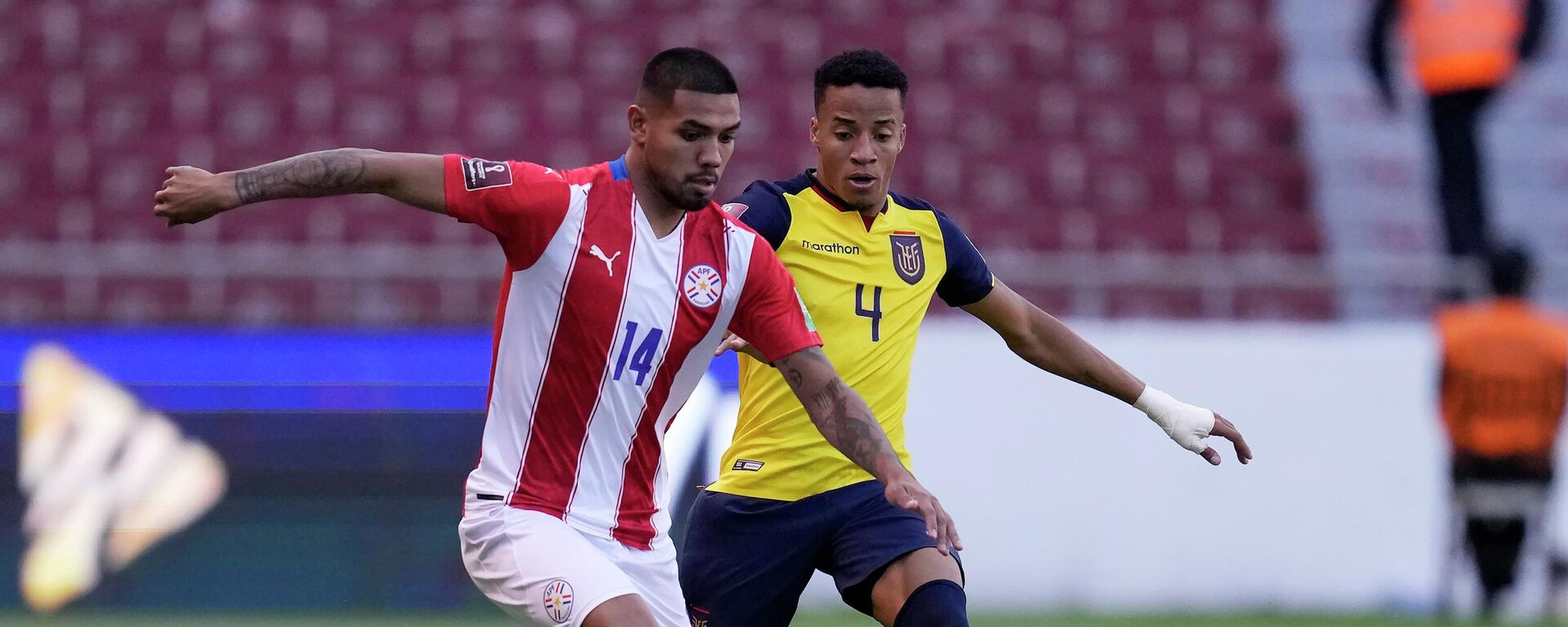 El futbolista paraguayo David Martínez, a la izquierda, lucha por el balón con el futbolista ecuatoriano Byron Castillo  - Sputnik Mundo, 1920, 09.11.2022