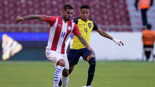 El futbolista paraguayo David Martínez, a la izquierda, lucha por el balón con el futbolista ecuatoriano Byron Castillo  - Sputnik Mundo