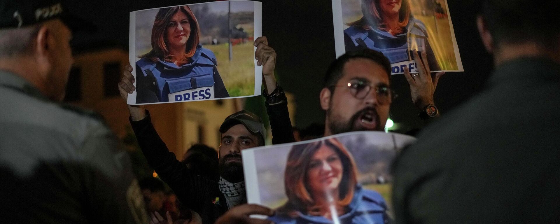 Los manifestantes sostienen fotos de la periodista de Al Jazeera, Shirin Abu Akleh - Sputnik Mundo, 1920, 12.05.2022