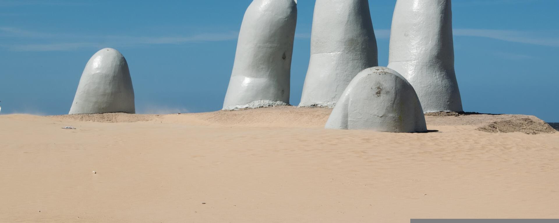 Escultura caracteristíca del balneario uruguayo Punta del Este Escultura caracteristíca del balneario uruguayo Punta del Este - Sputnik Mundo, 1920, 12.05.2022