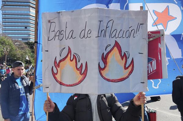 Una de las consignas en la Marcha Federal - Sputnik Mundo