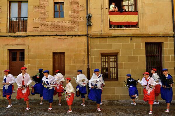 La fiesta en honor a Santo Domingo de La Calzada suele celebrarse todos los años, pero el año pasado no tuvo lugar debido a la pandemia de coronavirus.En la foto: participantes en la fiesta de Santo Domingo de La Calzada en el norte de España. - Sputnik Mundo