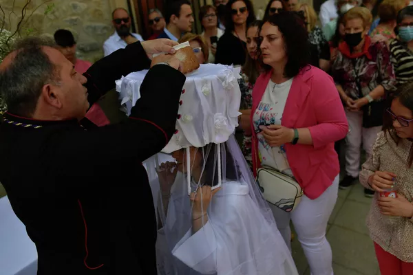 Un sacerdote pone pan en la cesta de una de 'las Doncellas' durante la fiesta en honor a Santo Domingo de La Calzada en la antigua ciudad del norte de España que lleva su nombre. Un sacerdote pone pan en la cesta de una de 'las Doncellas' durante la fiesta en honor a Santo Domingo de La Calzada en la antigua ciudad del norte de España que lleva su nombre. - Sputnik Mundo