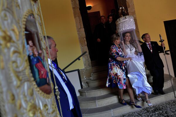 Santo Domingo de La Calzada está enterrado en la Catedral de Santo Domingo de la Calzada que él mismo fundó.En la foto: una de &#x27;las Doncellas&#x27; preparándose para participar en la procesión. - Sputnik Mundo