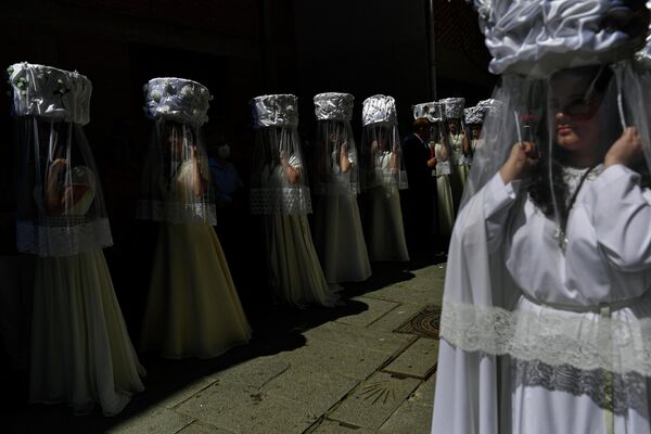 &#x27;Las Doncellas&#x27;&#x27; durante una fiesta dedicada a Santo Domingo de La Calzada en la antigua ciudad española que lleva su nombre. - Sputnik Mundo