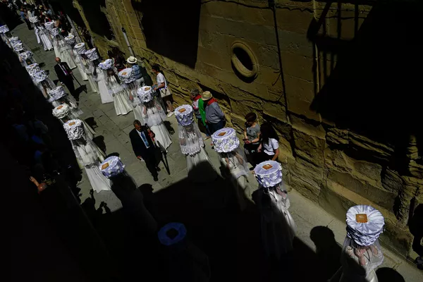 La parte más brillante de la celebración, es la Procesión del Pan del Santo y del Peregrino, que incluye una procesión de Vírgenes Blancas, 'las Doncellas' que llevan cestas de pan en la cabeza, cubiertas con servilletas blancas, ya que Santo Domingo de La Calzada es conocido principalmente por ayudar a los pobres y a los peregrinos. La parte más brillante de la celebración, es la Procesión del Pan del Santo y del Peregrino, que incluye una procesión de Vírgenes Blancas, 'las Doncellas' que llevan cestas de pan en la cabeza, cubiertas con servilletas blancas, ya que Santo Domingo de La Calzada es conocido principalmente por ayudar a los pobres y a los peregrinos. - Sputnik Mundo