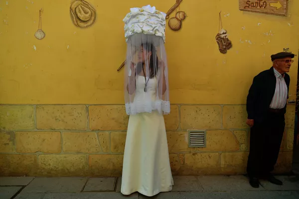 La vieja ciudad de Santo Domingo de La Calzada está situada en la provincia de La Rioja, en el norte de España. Era un caserío junto a la ermita de Santo Domingo de La Calzada, que rápidamente creció tras su muerte.En la foto: una de 'las Doncellas' durante una fiesta dedicada a Santo Domingo de La Calzada. La vieja ciudad de Santo Domingo de La Calzada está situada en la provincia de La Rioja, en el norte de España. Era un caserío junto a la ermita de Santo Domingo de La Calzada, que rápidamente creció tras su muerte.En la foto: una de 'las Doncellas' durante una fiesta dedicada a Santo Domingo de La Calzada. - Sputnik Mundo
