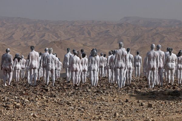 Modelos posan para el fotógrafo de arte estadounidense Spencer Tunick en el desierto cerca de Ara (Israel) durante una instalación para llamar la atención sobre la desecación del mar Muerto, 17 de octubre de 2021. - Sputnik Mundo