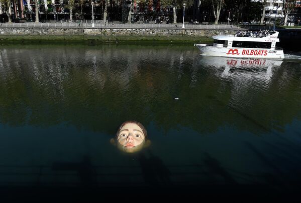 Escultura Bihar del artista hiperrealista mexicano Rubén Orozco en el río Nervión, cerca de Bilbao (España) 14 de octubre de 2021. - Sputnik Mundo