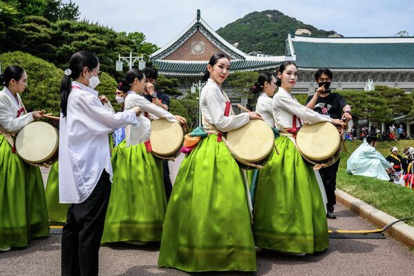 Los artistas actúan en la Casa Azul, la residencia oficial del mandatario surcoreano en Seúl, un día después de su apertura al público por el presidente Yoon Suk-yeol. - Sputnik Mundo