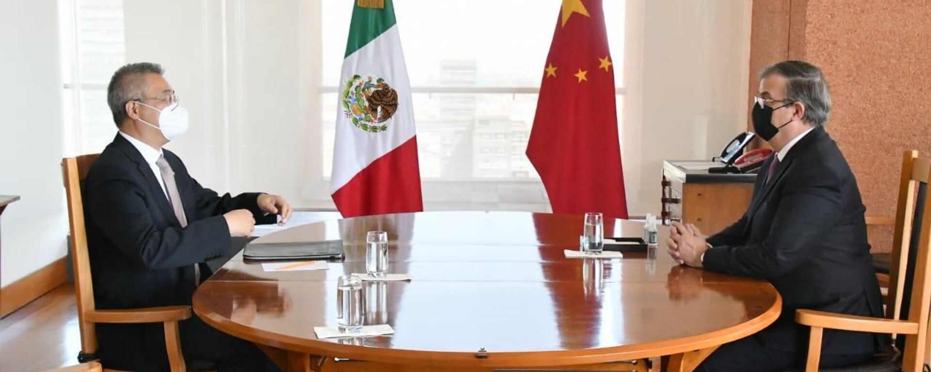 El canciller mexicano, Marcelo Ebrard, y el embajador chino, Zhu Qingqiao - Sputnik Mundo, 1920, 06.05.2023