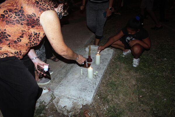 Vecinos del reparto Náutico encienden velas durante vigilia por las víctimas del accidente en el hotel Saratoga Vecinos del reparto Náutico encienden velas durante vigilia por las víctimas del accidente en el hotel Saratoga - Sputnik Mundo