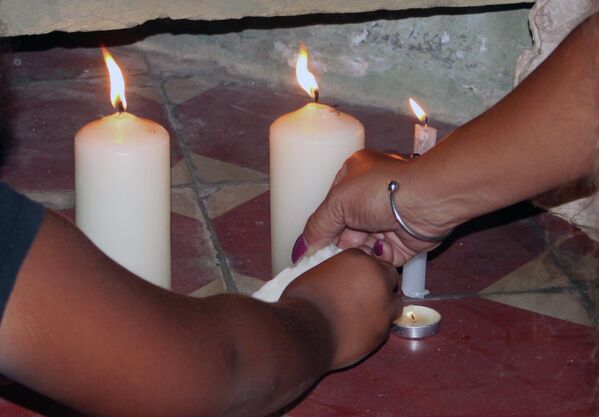 Vecinos del reparto Náutico encienden velas durante vigilia por las víctimas del accidente en el hotel Saratoga Vecinos del reparto Náutico encienden velas durante vigilia por las víctimas del accidente en el hotel Saratoga - Sputnik Mundo