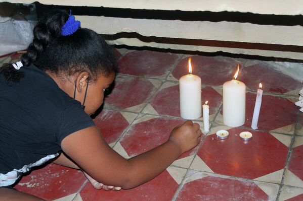 Vecinos del reparto Náutico encienden velas durante vigilia por las víctimas del accidente en el hotel Saratoga Vecinos del reparto Náutico encienden velas durante vigilia por las víctimas del accidente en el hotel Saratoga - Sputnik Mundo