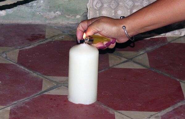 Vecinos del reparto Náutico encienden velas durante vigilia por las víctimas del accidente en el hotel Saratoga Vecinos del reparto Náutico encienden velas durante vigilia por las víctimas del accidente en el hotel Saratoga - Sputnik Mundo