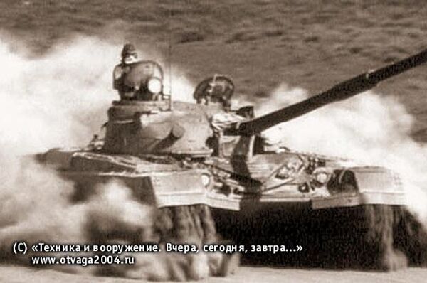 Pruebas del tanque T-80 en las arenas del desierto Karakum - Sputnik Mundo