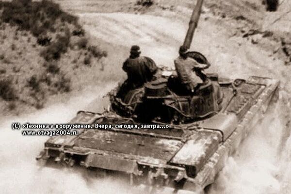 Pruebas del tanque T-80 en las arenas del desierto Karakum - Sputnik Mundo