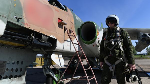 Un piloto ruso cerca de un avión Su-25 Rook que participa en la operación militar especial Un piloto ruso cerca de un avión Su-25 Rook que participa en la operación militar especial - Sputnik Mundo